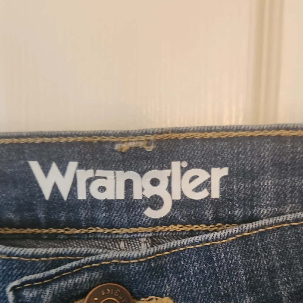 NWT Wrangler Men's Classic Medium Wash Blue Straight Fit Jeans Size 40x30